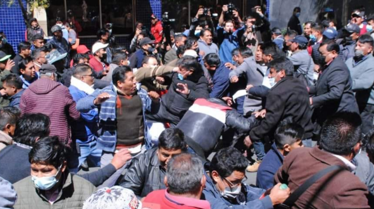 Choferes De El Alto Y La Paz Se Enfrentan Con Palos Piedras Y Chicotes