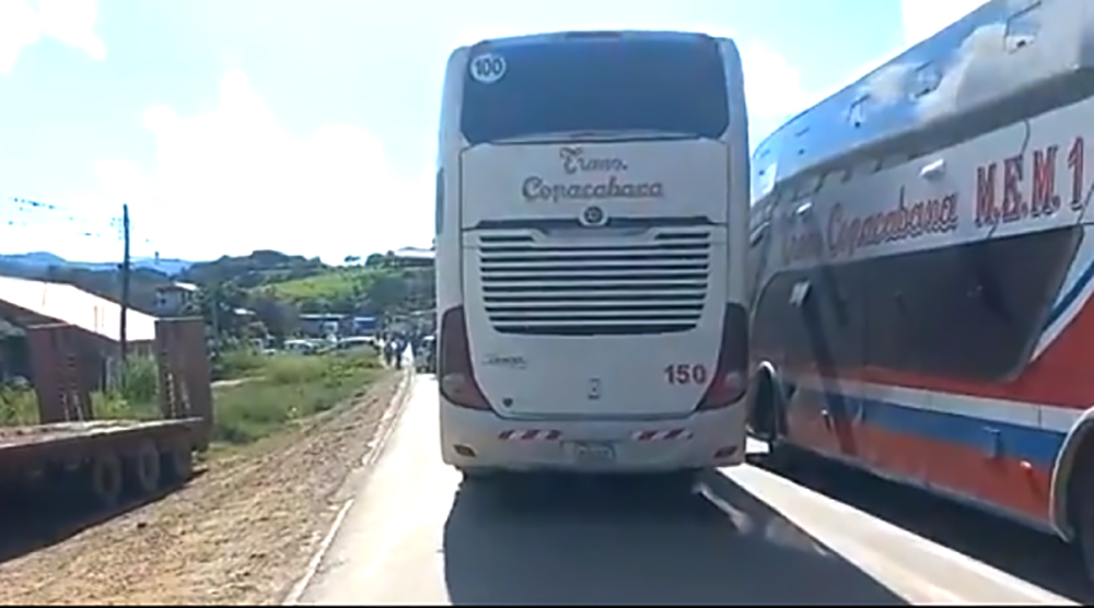 Bloquean las carreteras antigua y nueva que conectan a Santa Cruz